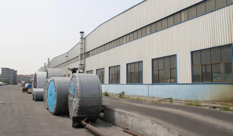 Qu'est-ce qu'une courroie en caoutchouc pour convoyeur industriel